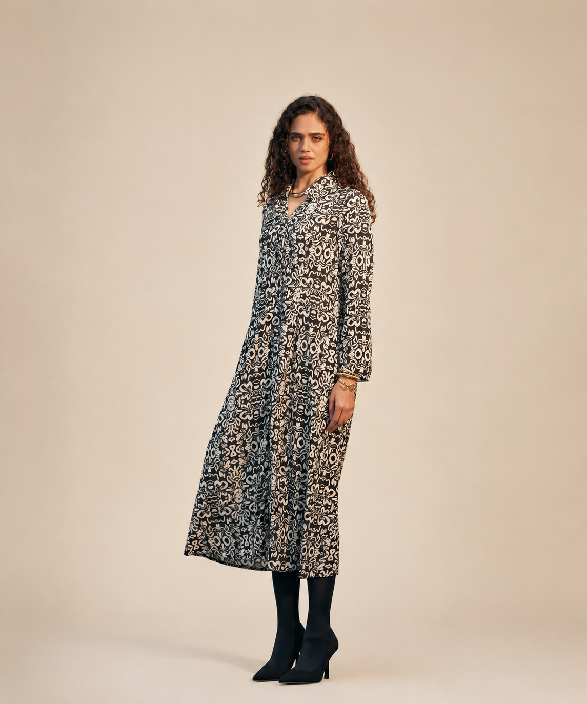 VvTi of Black Abstract Printed Maxi Dress ( Calf Length )